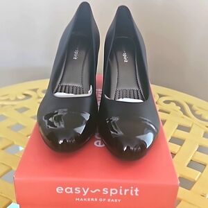 Ladies Black Leather Pumps. Narrow Width.